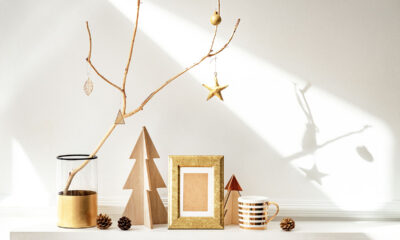 Minimal χριστουγεννιάτικη διακόσμηση σε σύγχρονο ελληνικό σπίτι με φυσικούς τόνους