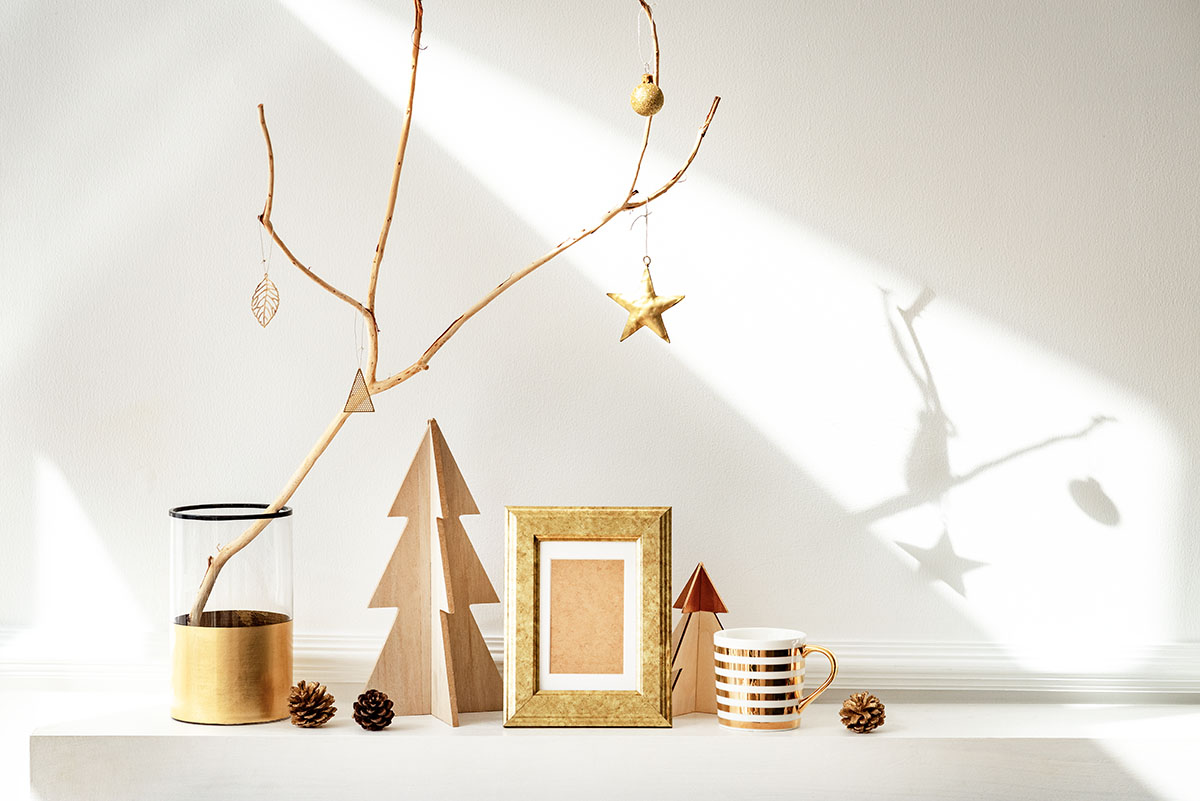 Minimal χριστουγεννιάτικη διακόσμηση σε σύγχρονο ελληνικό σπίτι με φυσικούς τόνους