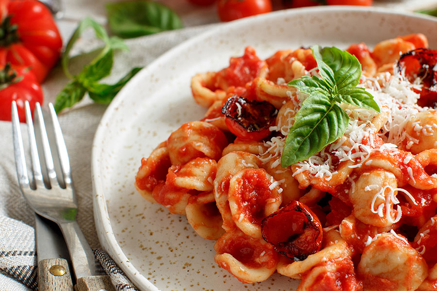 Μακαρόνια με κόκκινη σάλτσα και τυρί