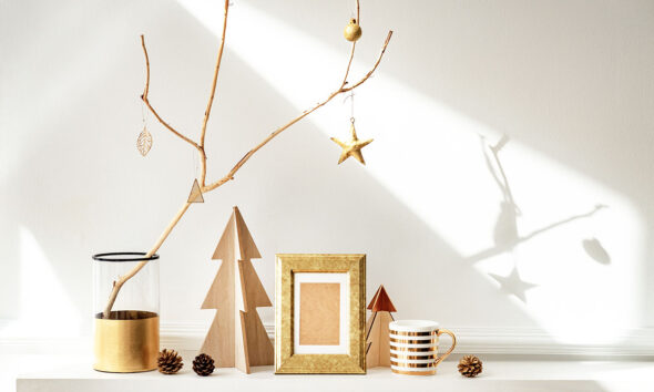 Minimal χριστουγεννιάτικη διακόσμηση σε σύγχρονο ελληνικό σπίτι με φυσικούς τόνους